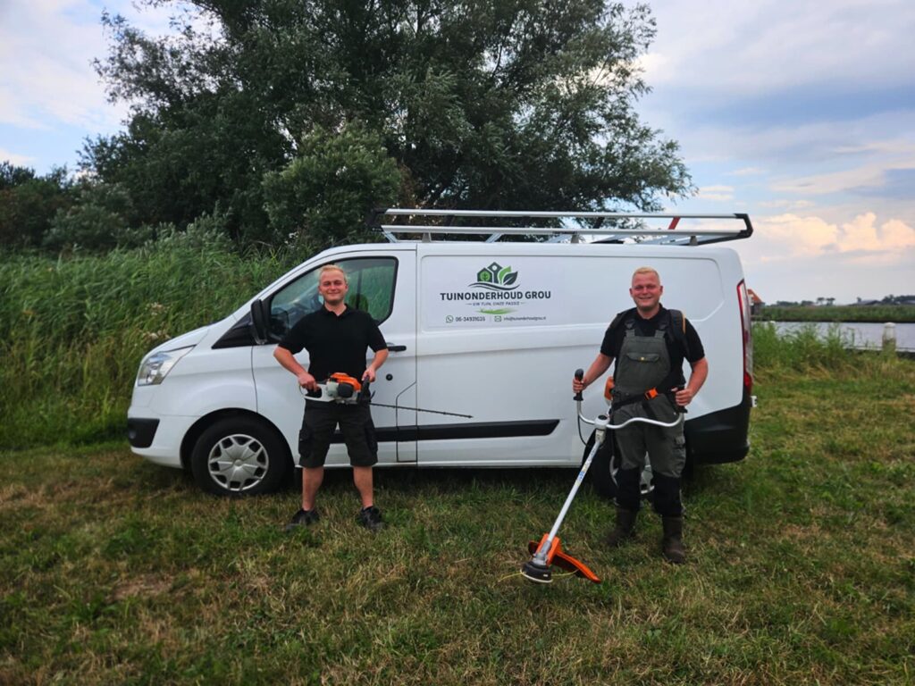 Erick en Thomas van Tuinonderhoud Grou voor de bedrijfsbus